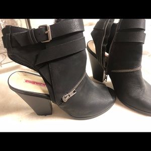 Black zipper and buckle bootie!